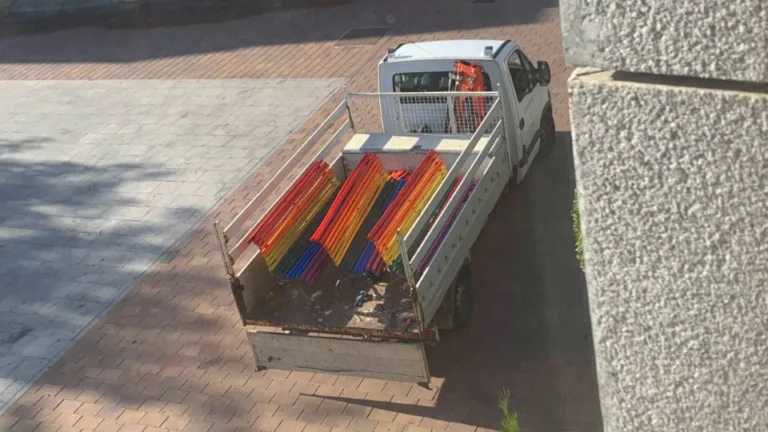 Il Consiglio comunale di Galapagar rimuove alcune panchine con la bandiera LGTBI+