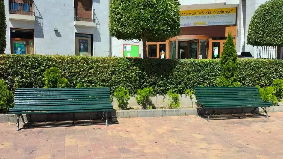 El Ayuntamiento de Galapagar retira unos bancos con la bandera LGTBI+
