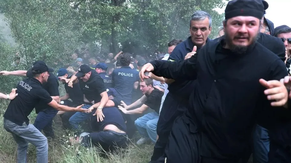 Manifestantes anti LGTBIQ+ irrumpen en el Pride de Georgia