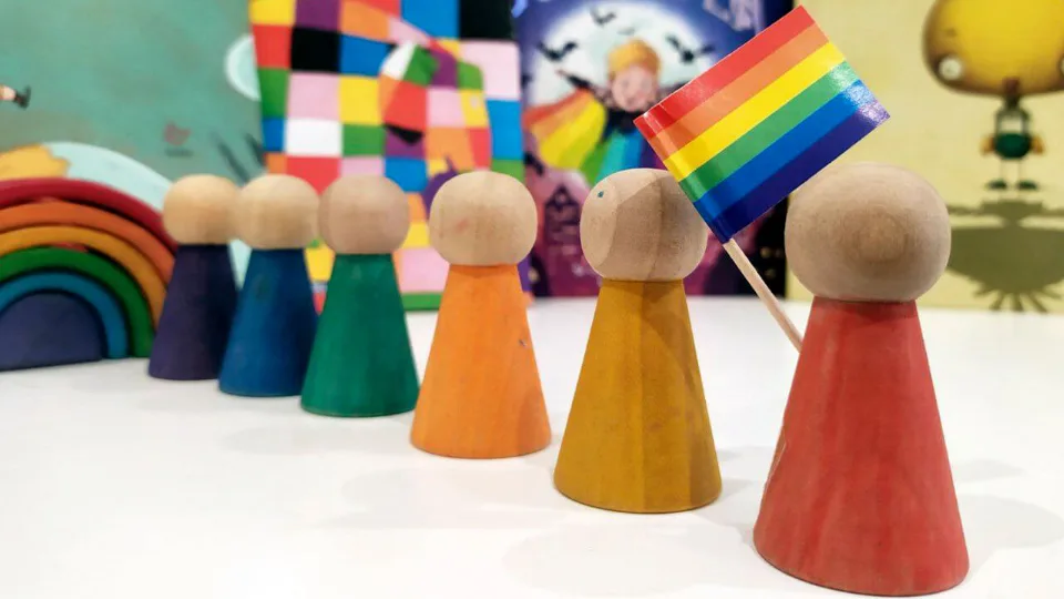 Estos son los peligrosos cuentos infantiles LGTBI que Vox ha retirado de  la biblioteca de Burriana