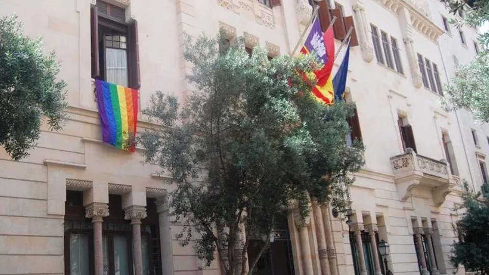 The Balearic Parliament will hang the LGTBI flag again