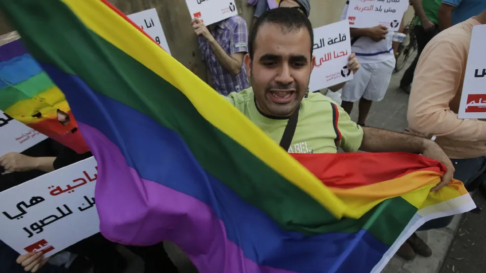 Hiru pertsona zauritu dira Beiruten LGTBIren aldeko martxa baten aurkako liskarretan