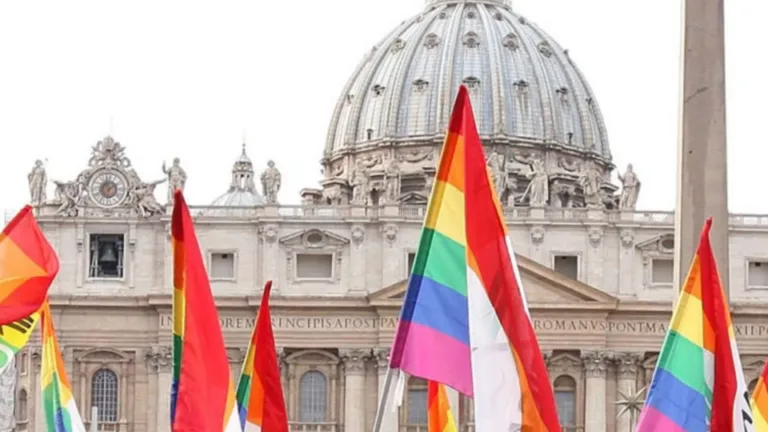 Der Vatikan genehmigt die Segnung homosexueller Paare