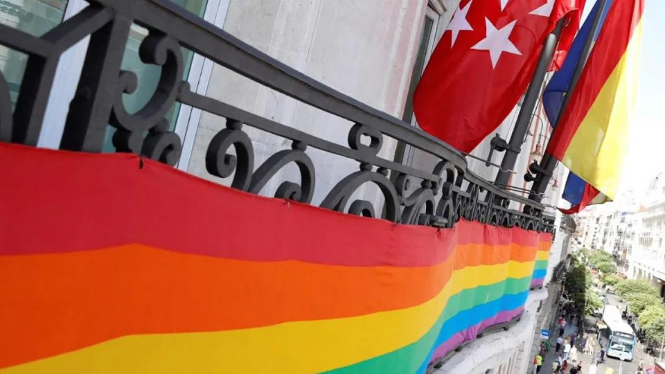 Madrid pretende modificar a lei trans e LGTBI nun pleno extraordinario