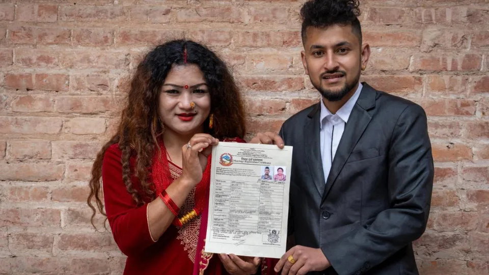 Nepal officially registers the first LGTBIQ+ marriage in South Asia