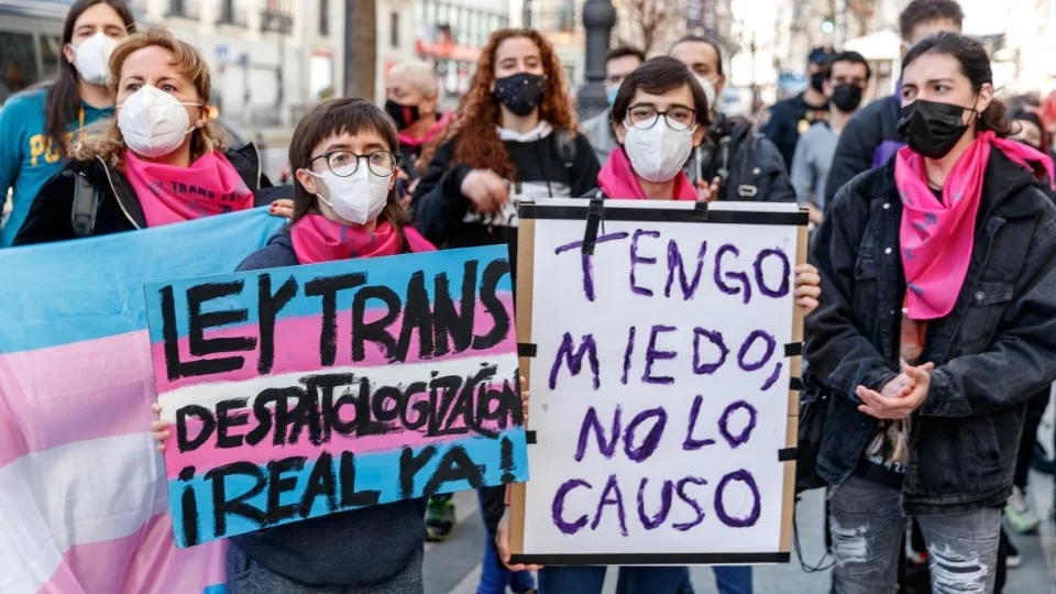 Sconfitta storica: Madrid elimina le leggi Trans e LGTBI