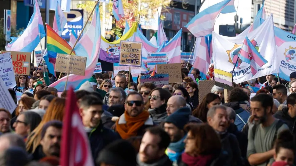 Atzerapauso historikoa: Madrilek Trans eta LGTBI legeak ezabatzen ditu