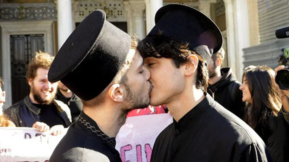 Grecia dividida por la ley de matrimonio igualitario