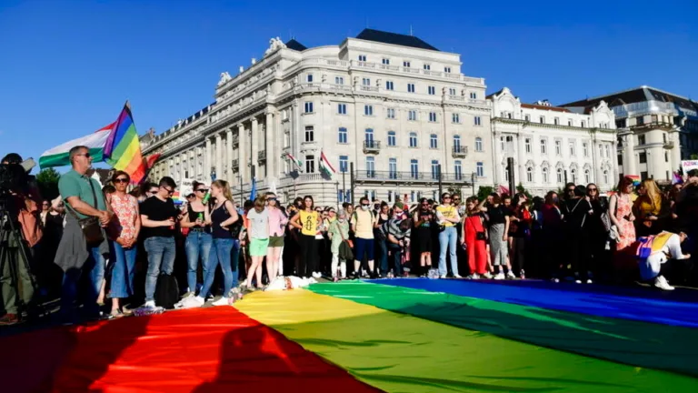 Amnistía Internacional pide derrogar a lei anti-LGTBI aprobada por Orbán