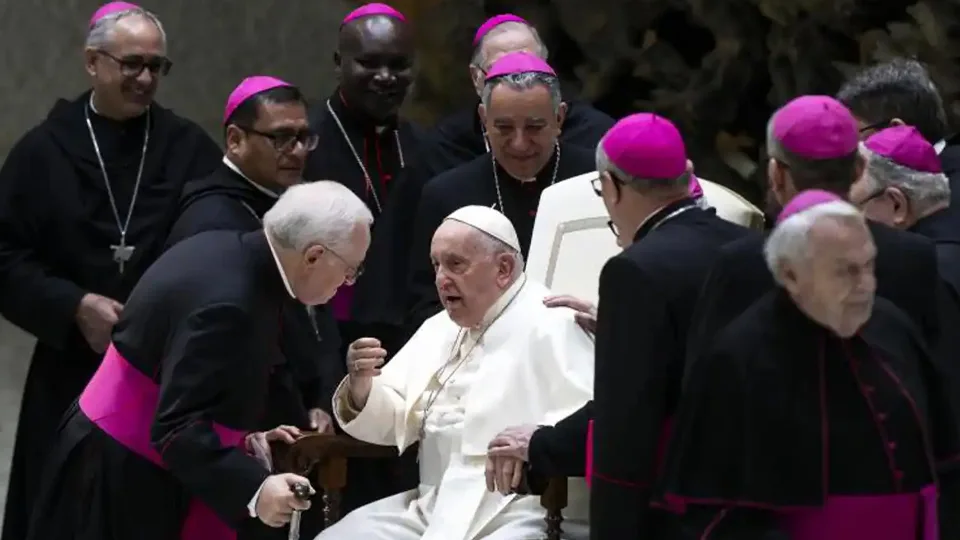 Le Pape répond à ceux qui critiquent la bénédiction des couples de même sexe : "C'est de l'hypocrisie"