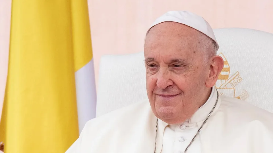 El papa responde a quienes critican la bendición para parejas del mismo sexo: "Es hipocresía"