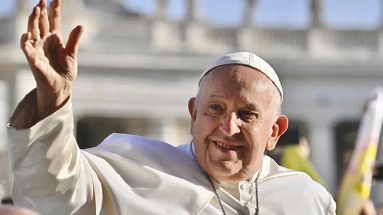 El papa responde a quienes critican la bendición para parejas del mismo sexo: "Es hipocresía"