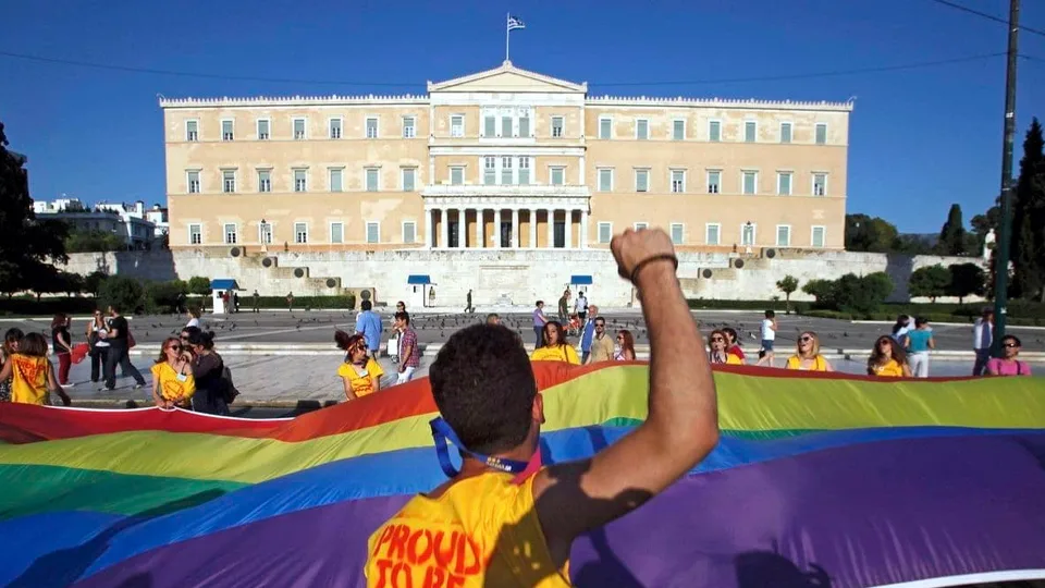 Grécia aprova casamento igualitário
