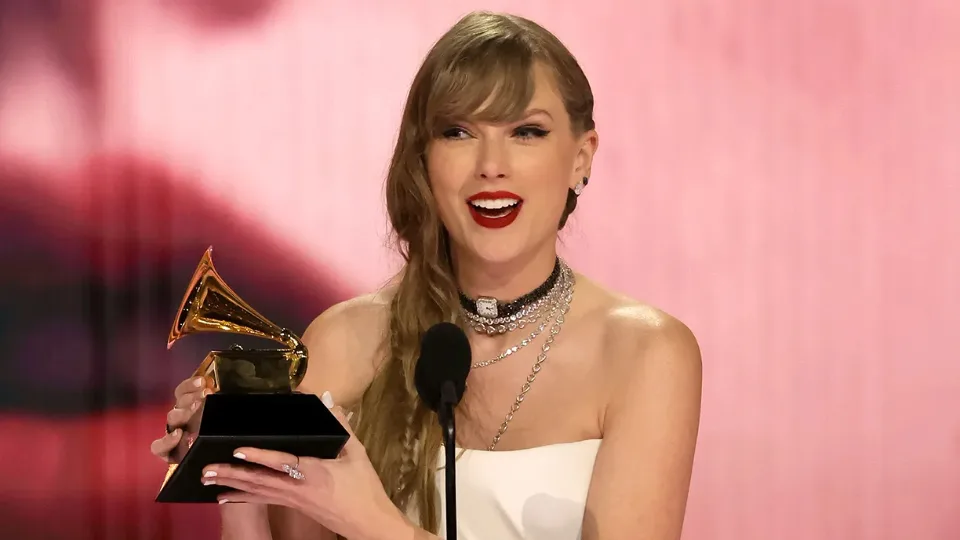 Taylor Swift entre dans l'histoire aux Grammys