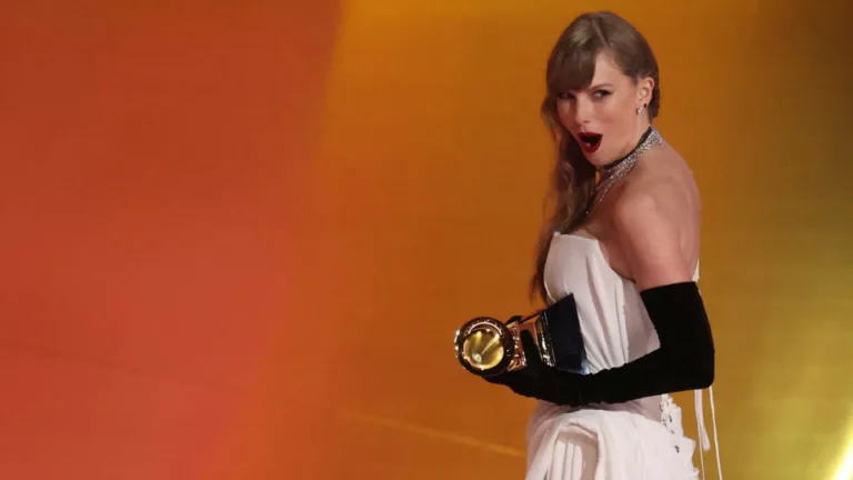 Taylor Swift entre dans l'histoire aux Grammys