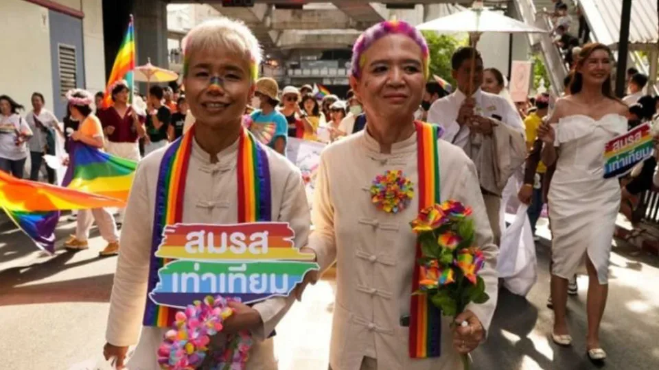 Thailandiako Parlamentuak sexu bereko pertsonen arteko ezkontza legea onartzen du
