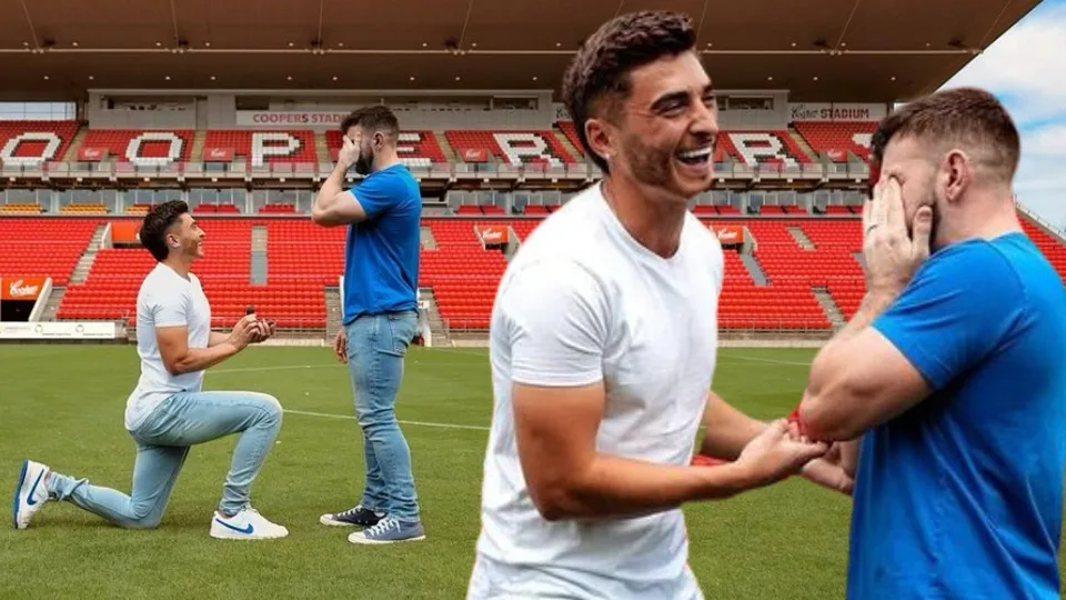 Josh Cavallo macht seinem Freund auf dem Fußballplatz einen Heiratsantrag