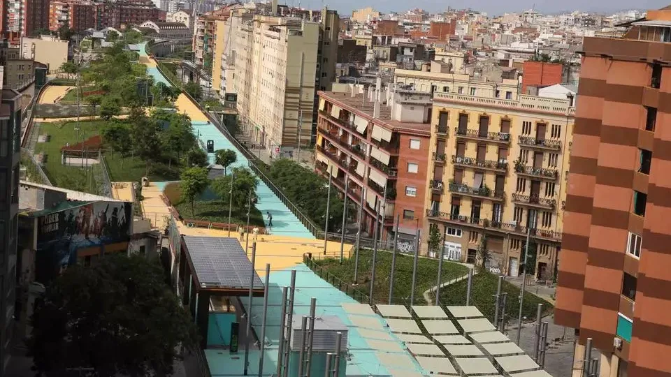 Twelve young people spit on and attack a trans boy in Sants