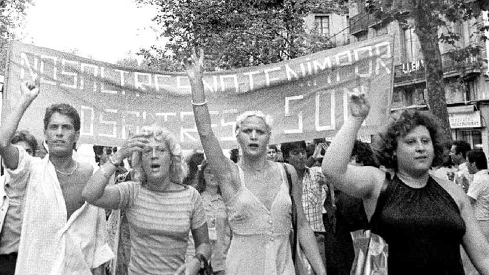 Un atril en la Rambla conmemora la primera manifestación LGTBI del 1977