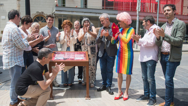 Un atril en la Rambla conmemora la primera manifestación LGTBI del 1977