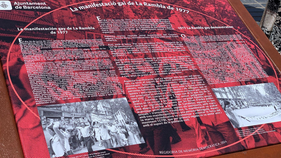 Un atril en la Rambla conmemora la primera manifestación LGTBI del 1977