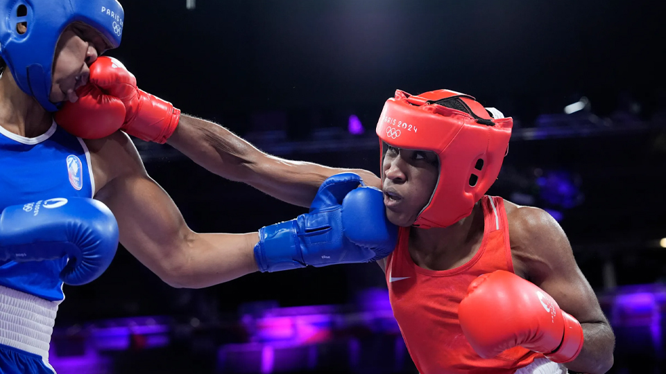 La boxeadora lesbiana Cindy Ngamba, primera medalla olímpica del Equipo de Refugiados