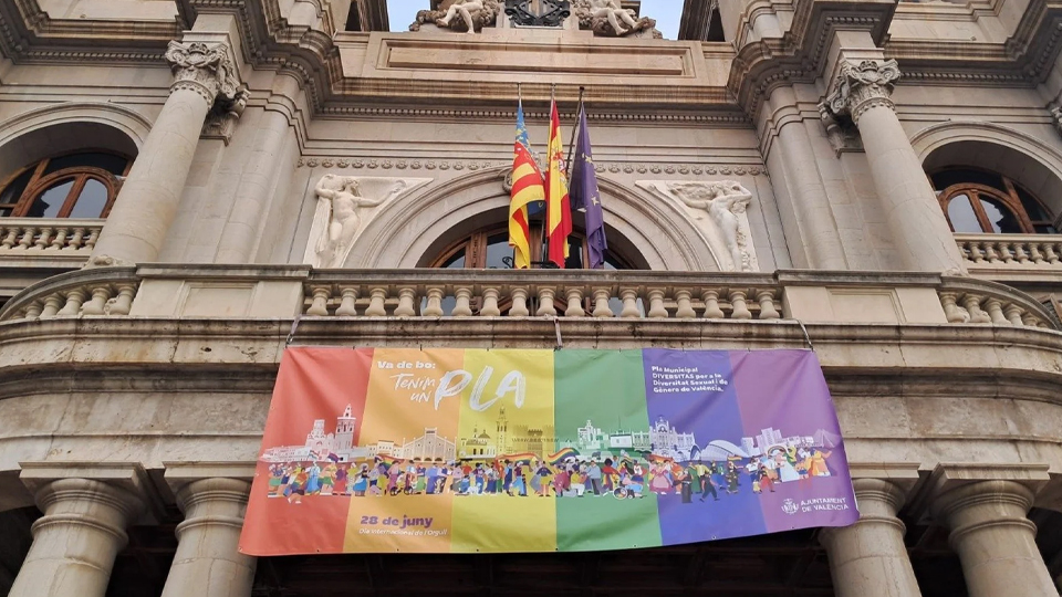 El Supremo avala que se cuelgue la bandera LGTBI en los edificios públicos durante el Orgullo