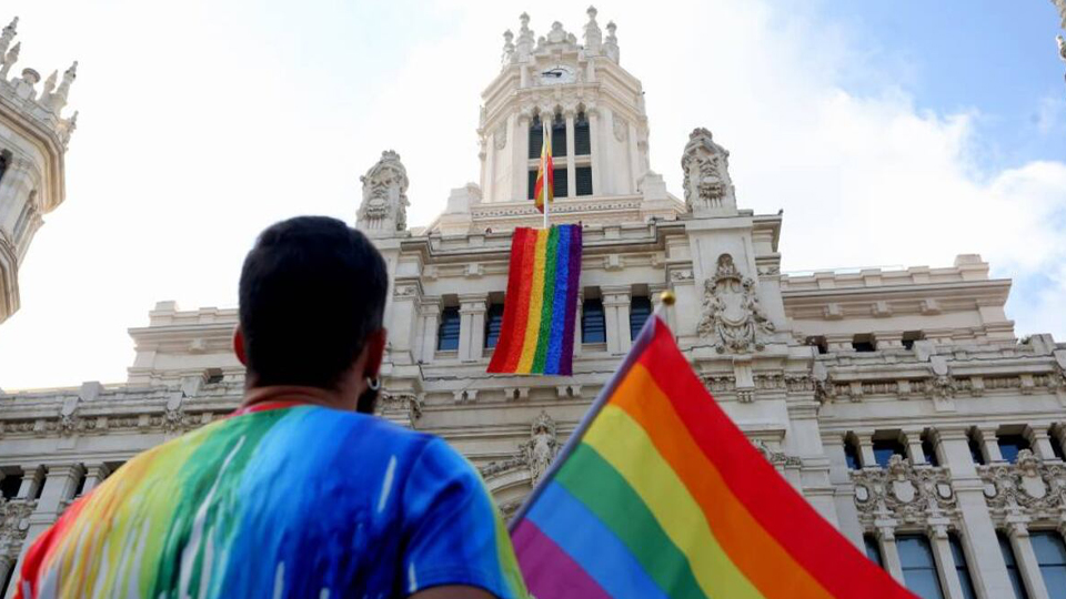 El Supremo avala que se cuelgue la bandera LGTBI en los edificios públicos durante el Orgullo