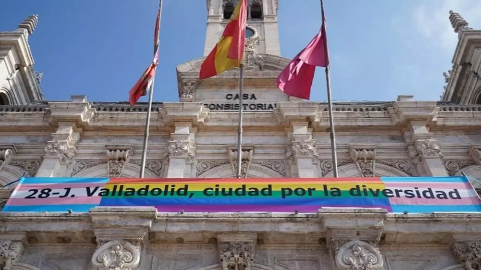 El Supremo avala que se cuelgue la bandera LGTBI en los edificios públicos durante el Orgullo