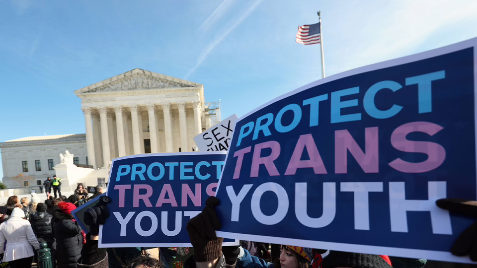 Trump atención médica menores trans