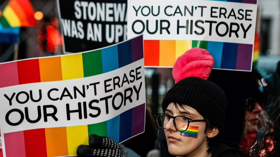trump-bandera-monumento-de-stonewall