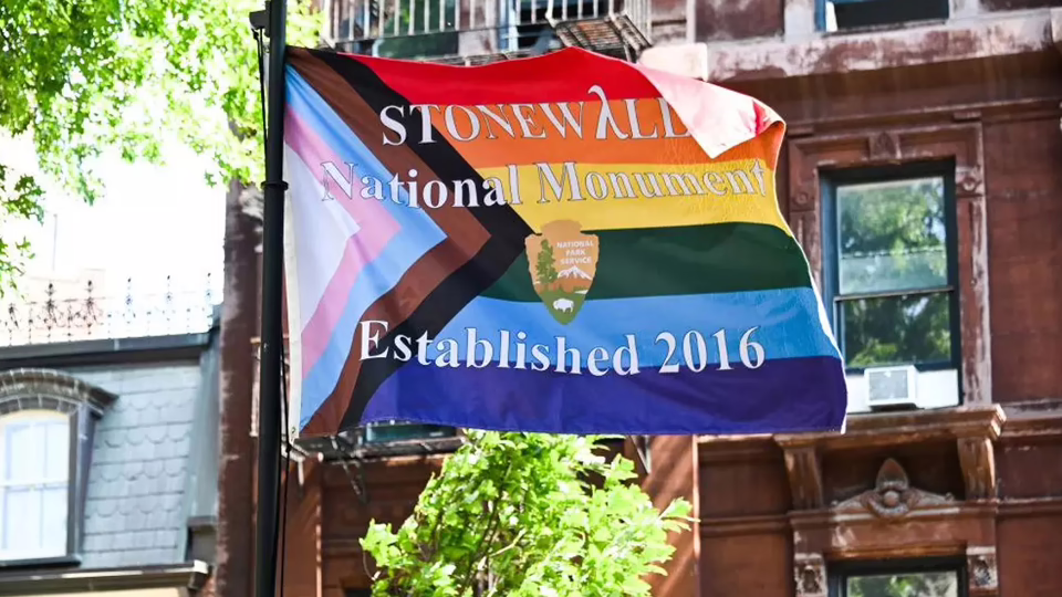 trump-bandera-monumento-de-stonewall