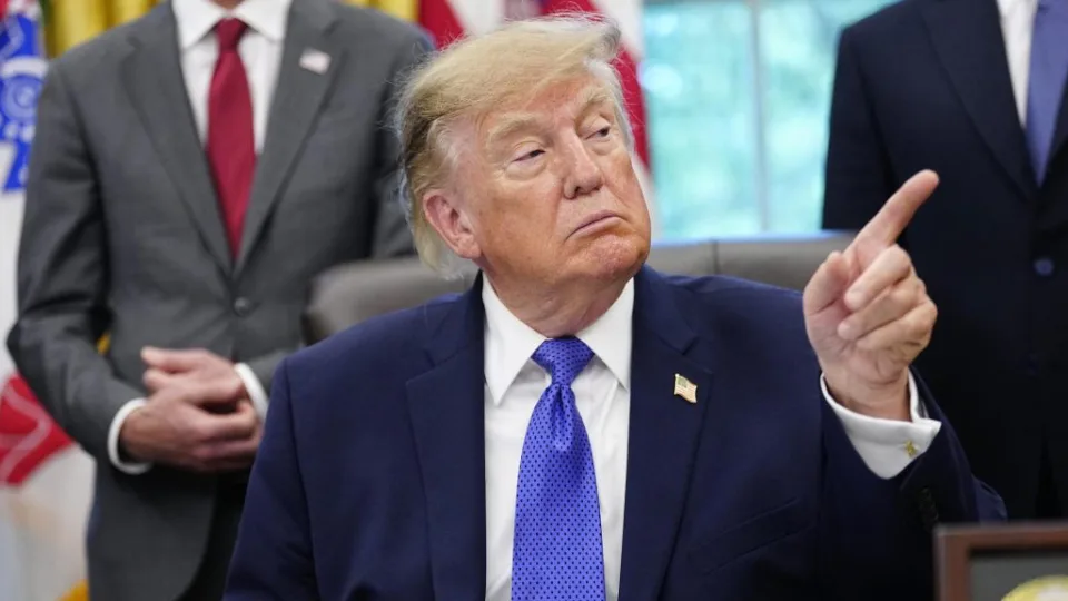 trump-normas-biden-alumnos-lgtbiq