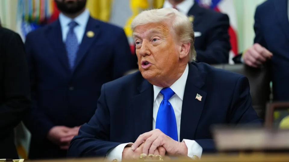 trump-normas-biden-alumnos-lgtbiq